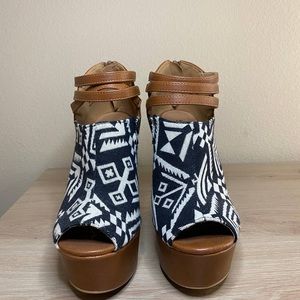 Shi Tribe Cognac Wedge shoe